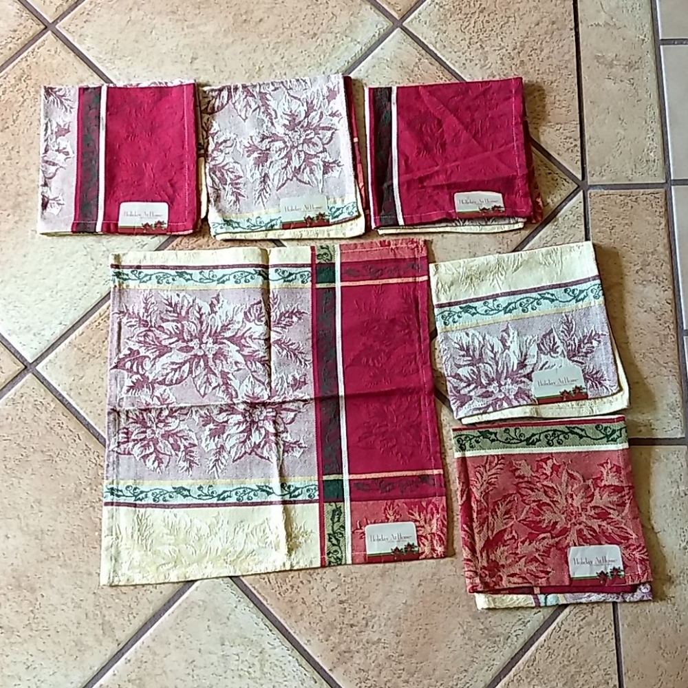 Christmas Table Linens - Picture 2 of 6